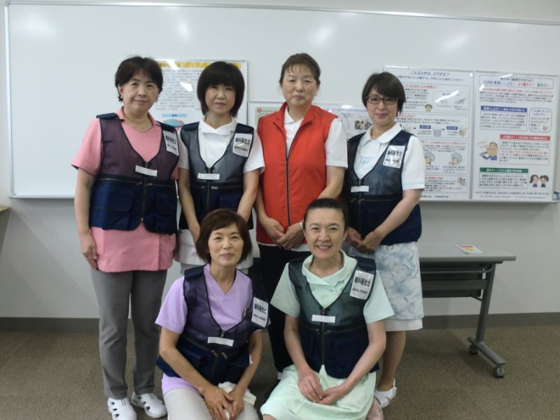 日本歯科衛生士会から各県に配布された防災ベスト（赤色）と石川県歯科衛生士会で作成したベスト（紺色）を着用して出務をしました。